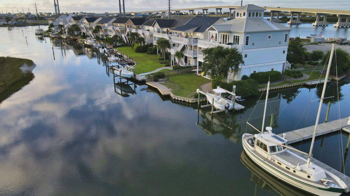 Scenic waterfront homes in Hampstead, NC with boats and docks.